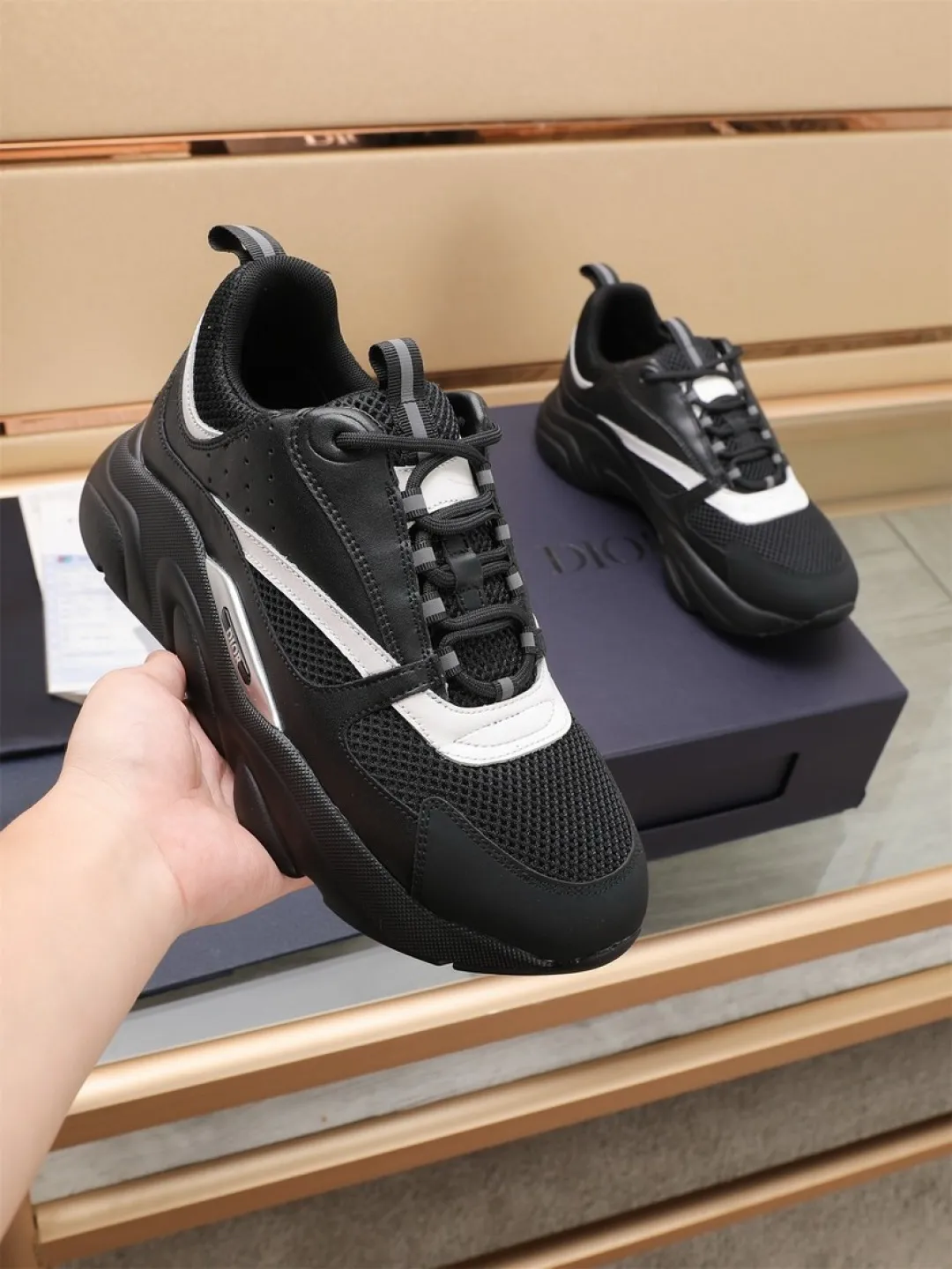 Men's shoes 💰P460💰【Dior】Dior✨ is online at the same time👏 This casual sneaker is a new product in the series and continues Di*r's classic style. The upper is made of original mesh and cow leather, with a two-color textured outsole, and the brand's iconic details on the rear collar and heel to enhance the style. Fashionable and versatile. Wear it with jeans or slacks for a casual look. Size: 38-44 (45 customized)